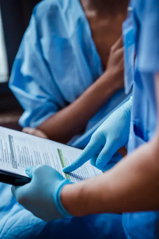 Equipe de profissionais em ambiente hospitalar